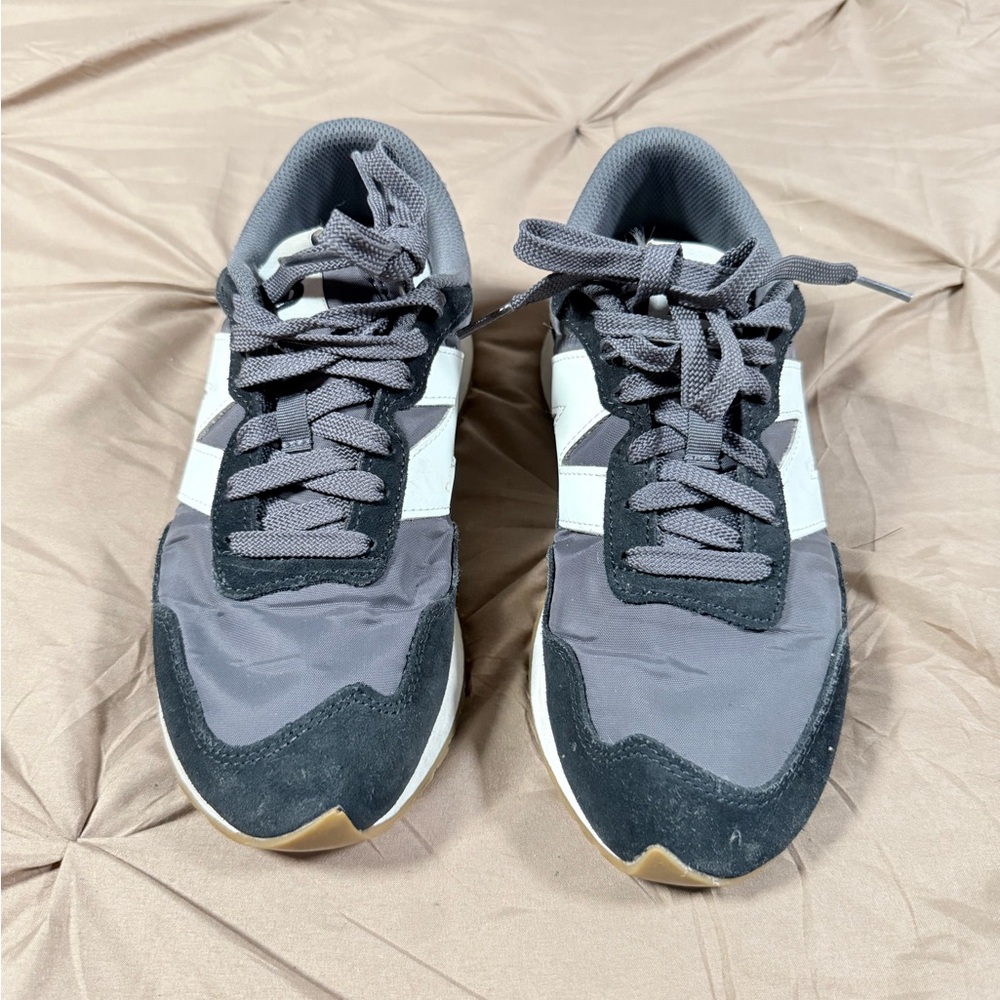 New Balance Men's Gray Black White Retro Sneakers